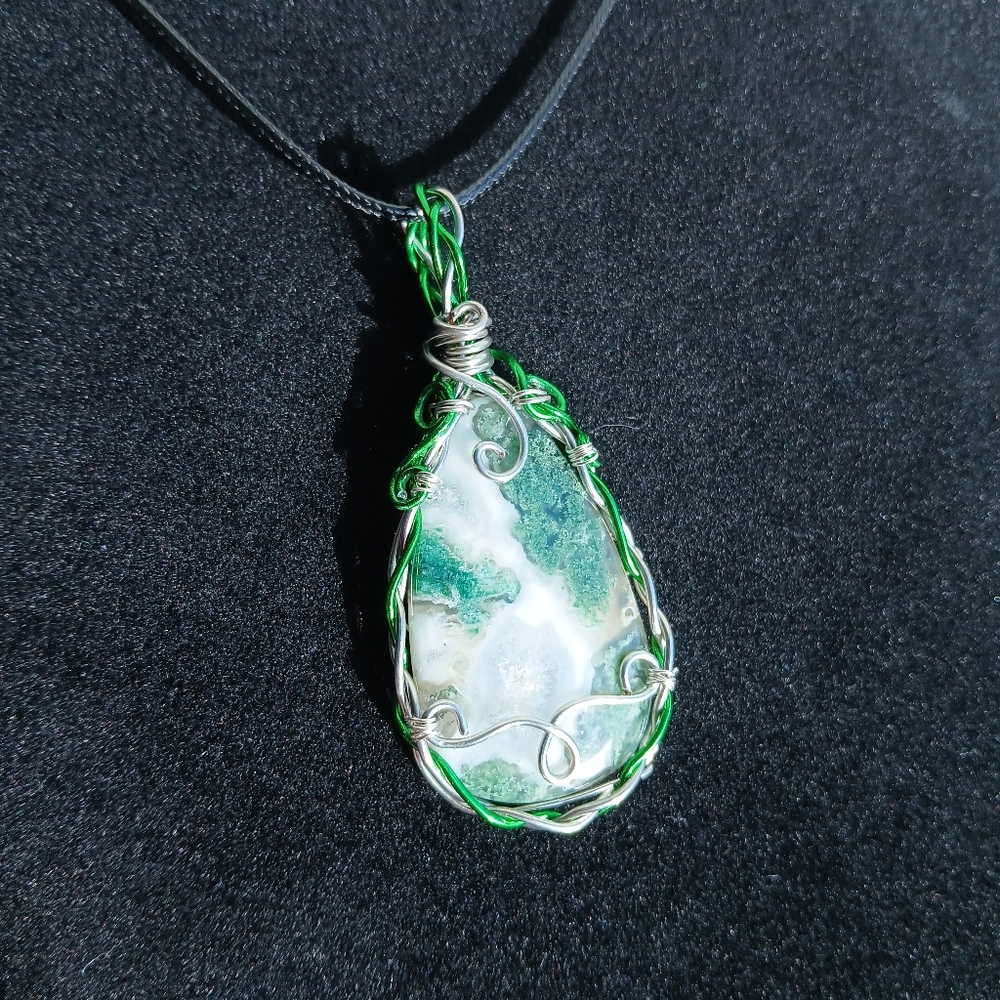Green silver wire wrapped moss agate teardrop stone black necklace new handmade